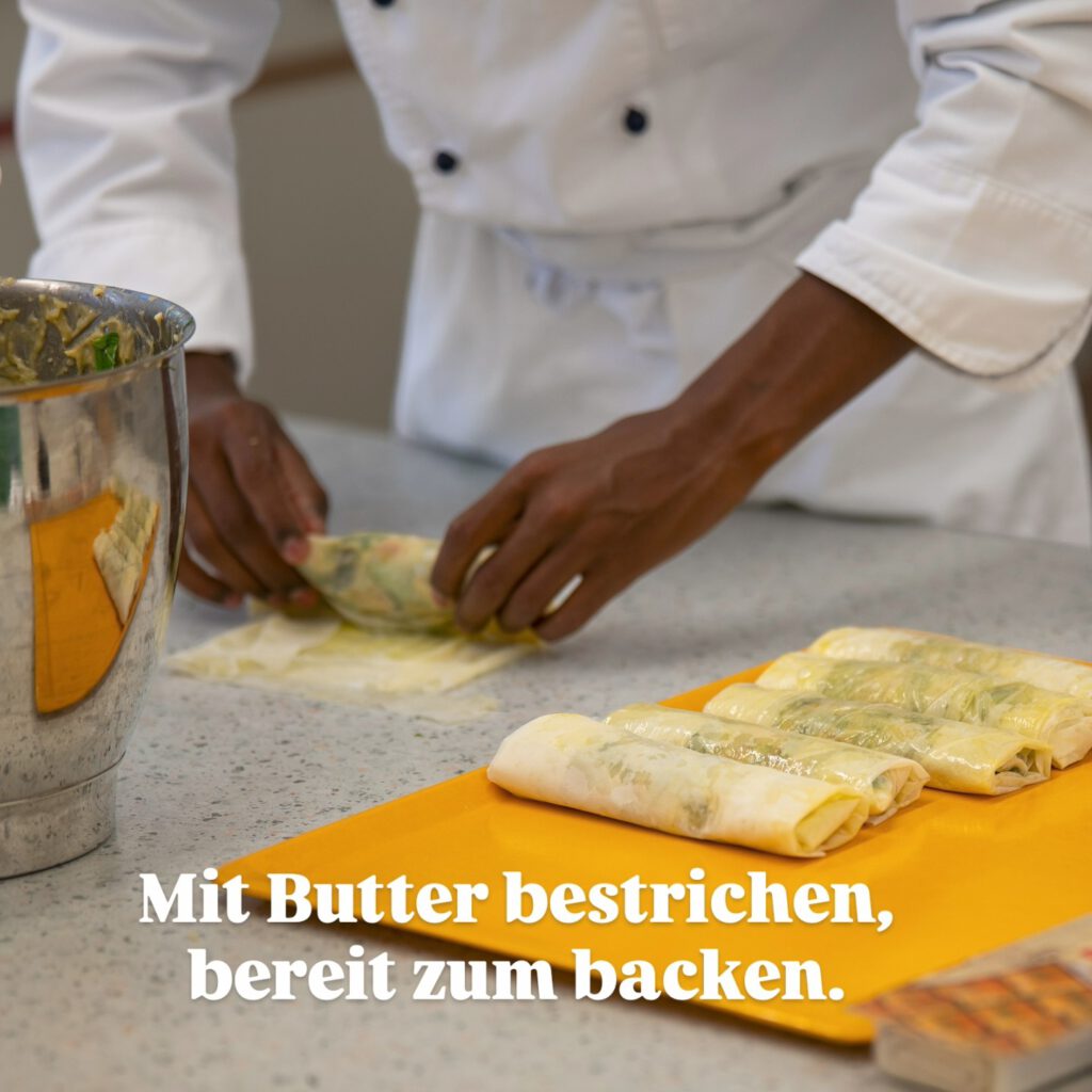 Mit Butter bestrichen, bereit zum backen.