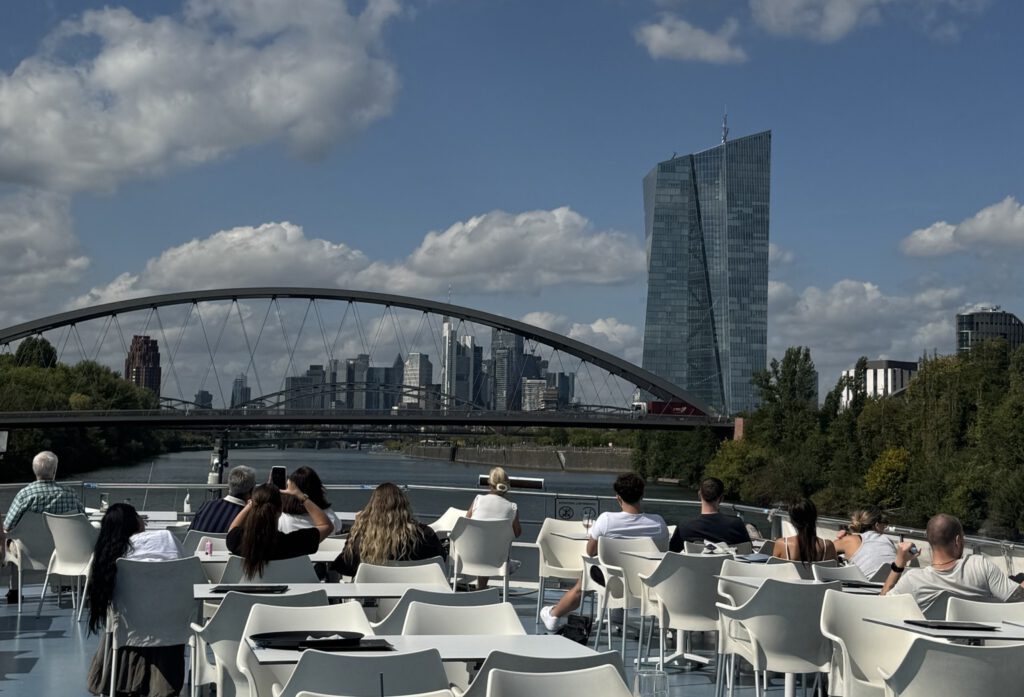Bild der Schifffahrt auf dem Main mit EZB im Hintergrund